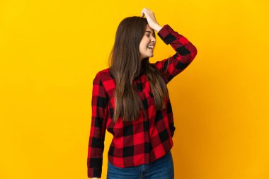 Sarı arka planda izole edilmiş Brezilyalı genç kız bir şey fark etti ve çözüme niyetlendi.