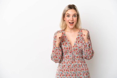 Beyaz arka planda izole edilmiş genç beyaz kadın galibiyeti kutluyor.