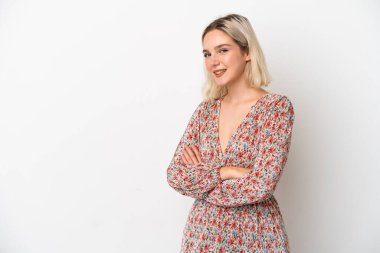 Beyaz arka planda izole edilmiş, kolları çapraz ve ileriye bakan beyaz bir kadın.