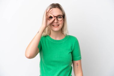 Beyaz arka planda izole edilmiş beyaz tenli, neşeli yüzlü genç bir kadın.