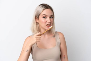 Beyaz arka planda diş fırçasıyla izole edilmiş beyaz bir kadın.