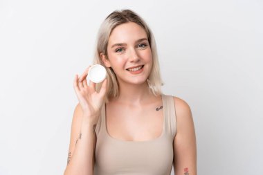 Beyaz arka planda nemlendirici ve mutlulukla izole edilmiş beyaz bir beyaz kadın.