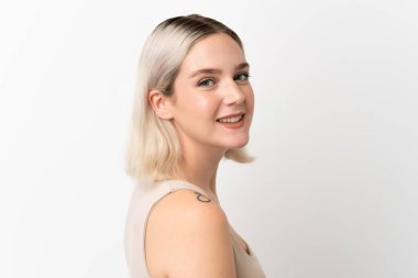 Güzel sarışın beyaz kadın, mutlu bir ifadeyle beyaz arka planda izole edilmiş.