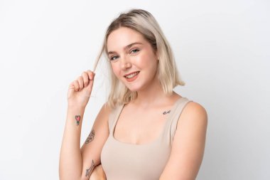 Beyaz arka planda soyutlanmış beyaz bir kadın. Portre