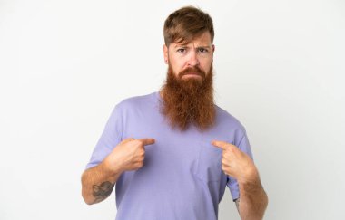 Beyaz arka planda izole edilmiş genç beyaz bir adam kendini işaret ediyor.