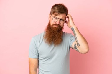 Pembe arka planda izole edilmiş genç, beyaz bir adam. Şüpheleri var.