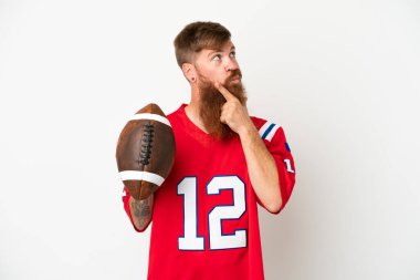 Beyaz arka planda ragbi oynayan Kafkasyalı genç adamın şüpheleri var.