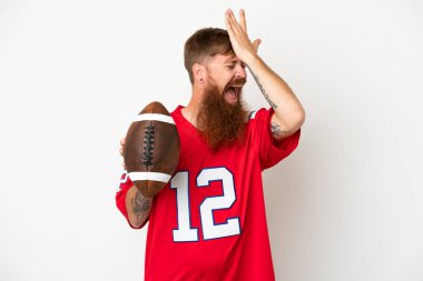 Beyaz arka planda ragbi oynayan Kafkasyalı genç adam bir şeyin farkına vardı ve çözüme niyetlendi.