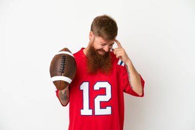 Beyaz arka planda izole edilmiş rugby oynayan Kafkasyalı genç adam gülüyor.