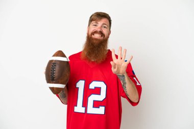 Beyaz arka planda ragbi oynayan Kafkasyalı genç adam mutlu ve parmakları olan dört kişi sayıyor.