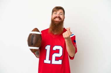 Beyaz arka planda ragbi oynayan Kafkasyalı genç adam para hareketi yapıyor.