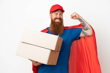 Süper kahraman teslimatı. Kırmızımsı adam beyaz arka planda izole edilmiş. Güçlü bir hareket yapıyor.