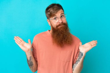 Mavi arka planda, gözlüklü ve kuşkuları olan genç, kırmızı beyaz bir adam.