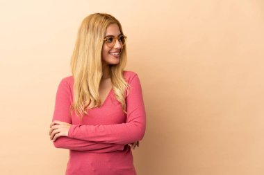 Genç Uruguaylı sarışın kadın izole edilmiş, kolları bağlı ve mutlu.