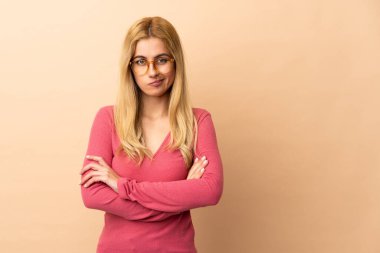 Genç Uruguaylı sarışın kadın kendini izole edilmiş hissediyor.