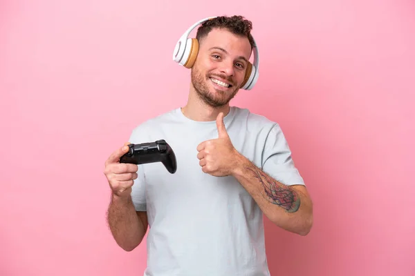 Joven Brasileño Jugando Con Controlador Videojuegos Aislado Sobre Fondo Rosa —  Fotos de Stock