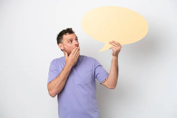 Jonge Braziliaanse Man Geïsoleerd Witte Achtergrond Met Een Lege Spraakzeepbel — Stockfoto