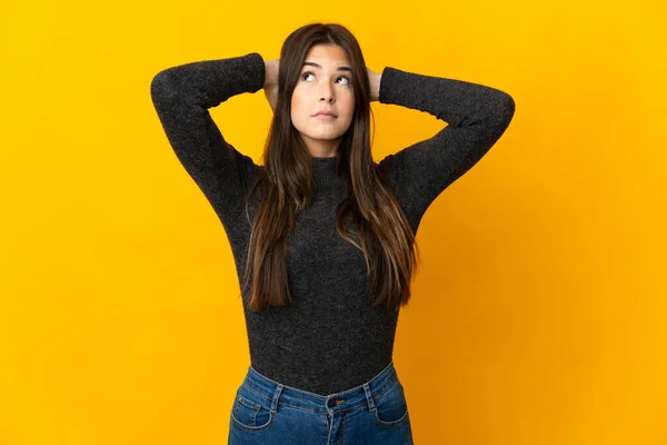 Teenager Brazilské Dívka Izolované Žlutém Pozadí Frustrovaný Zakrývající Uši — Stock fotografie