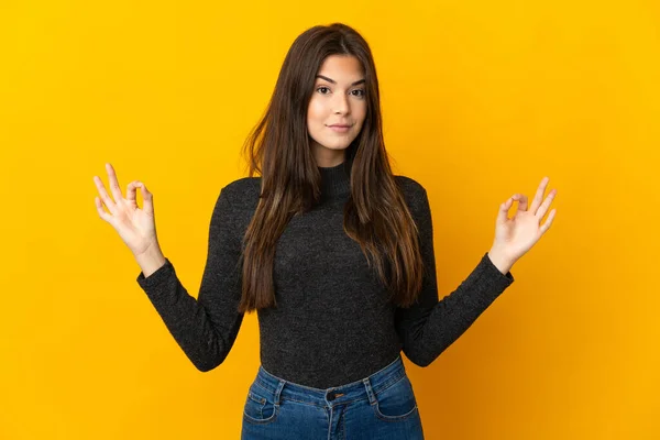 Tiener Braziliaanse Meisje Geïsoleerd Gele Achtergrond Zen Pose — Stockfoto