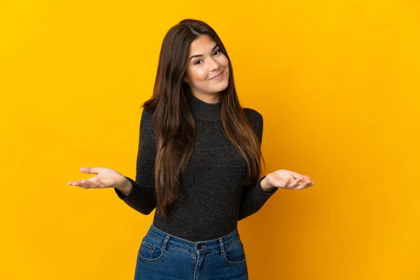 Adolescente Menina Brasileira Isolada Fundo Amarelo Feliz Sorridente — Fotografia de Stock