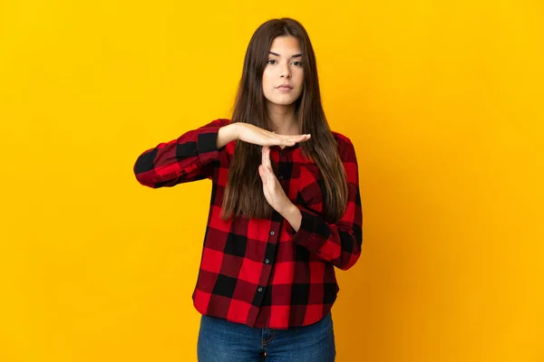 Teenager Brasilianisches Mädchen Isoliert Auf Gelbem Hintergrund Macht Auszeit Geste — Stockfoto