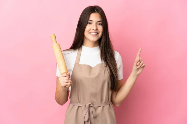 Tonåring Brasiliansk Flicka Håller Rullande Stift Isolerad Rosa Bakgrund Pekar — Stockfoto