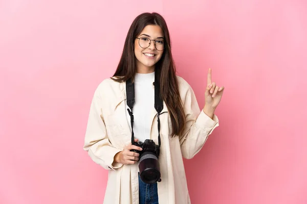 Young Photographer Brazilian Girl Isolated Pink Background Pointing Great Idea — Stock Photo, Image