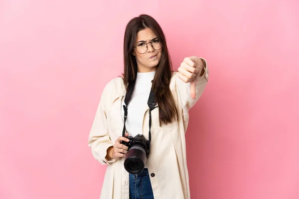 Молода Фотограф Бразильська Дівчинка Ізольована Рожевому Фоні Показуючи Великий Палець — стокове фото