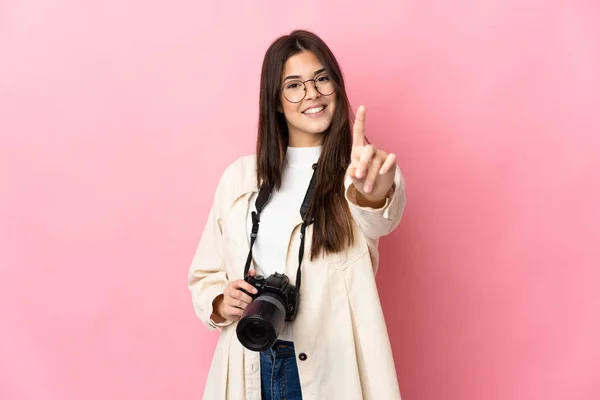 Молода Фотограф Бразильська Дівчинка Ізольована Рожевому Фоні Показує Піднімає Палець — стокове фото