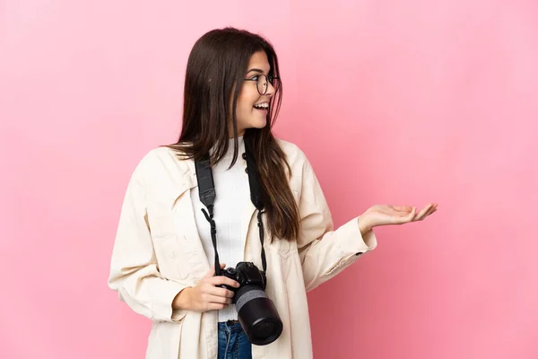 Fiatal Fotós Brazil Lány Elszigetelt Rózsaszín Háttér Meglepetés Kifejezés Miközben — Stock Fotó