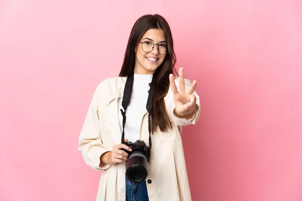 Молода Фотограф Бразильська Дівчинка Ізольована Рожевому Фоні Щаслива Рахуючи Три — стокове фото