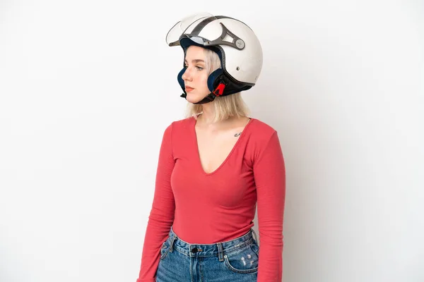 Mulher Caucasiana Jovem Com Capacete Motocicleta Isolado Fundo Branco Olhando — Fotografia de Stock