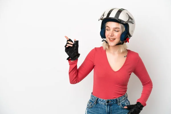 年轻的高加索女人 头戴摩托车头盔 白色背景隔离 手指指向侧面 展示产品 — 图库照片
