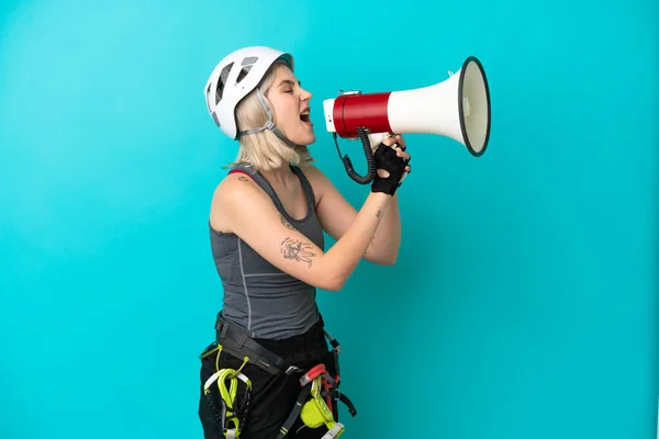 Νεαρή Καυκάσια Ορειβάτισσα Γυναίκα Απομονωμένη Λευκό Φόντο Φωνάζοντας Μέσα Από — Φωτογραφία Αρχείου