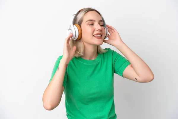 Νεαρή Καυκάσια Γυναίκα Απομονωμένη Λευκό Φόντο Ακούγοντας Μουσική Και Τραγουδώντας — Φωτογραφία Αρχείου