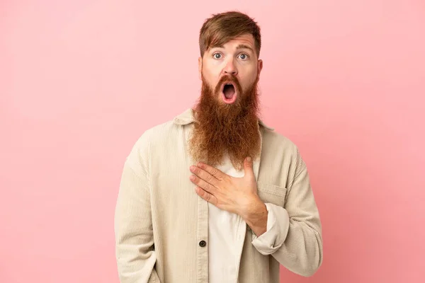 Young Reddish Caucasian Man Isolated Pink Background Surprised Shocked While — Stock Photo, Image
