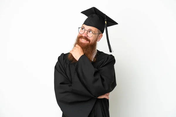 Fiatal Egyetemi Diplomás Vöröses Férfi Elszigetelt Fehér Háttér Néz Fel — Stock Fotó