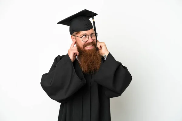 Junger Universitätsabsolvent Rötlicher Mann Isoliert Auf Weißem Hintergrund Frustriert Und — Stockfoto
