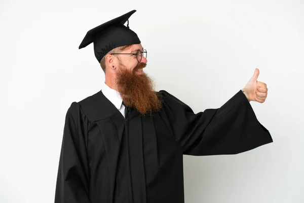 Fiatal Egyetemi Diplomás Vöröses Férfi Elszigetelt Fehér Háttér Egy Hüvelykujj — Stock Fotó