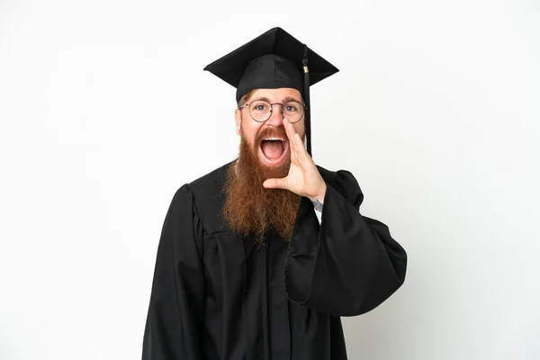 Junger Universitätsabsolvent Rötlicher Mann Isoliert Auf Weißem Hintergrund Schreit Mit — Stockfoto
