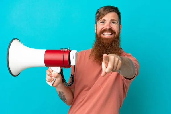 Jonge Roodachtige Blanke Man Geïsoleerd Blauwe Achtergrond Met Een Megafoon — Stockfoto