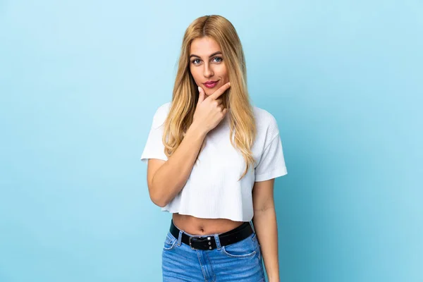 Ung Uruguayansk Blond Kvinna Över Isolerad Blå Bakgrund Tänkande — Stockfoto