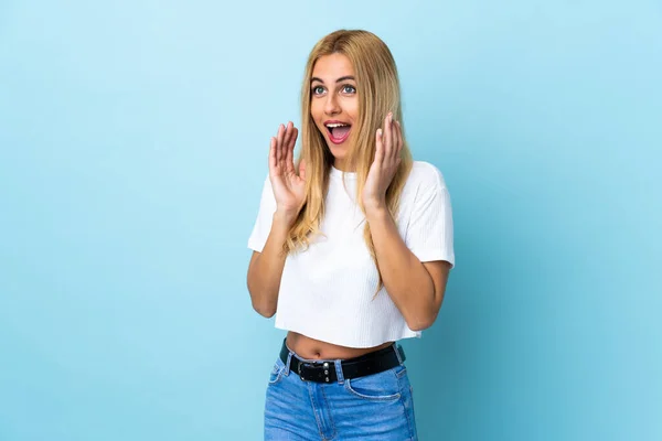 Ung Uruguayansk Blond Kvinna Över Isolerad Blå Bakgrund Med Överraskning — Stockfoto