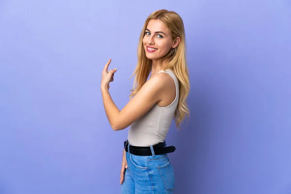 Jonge Uruguayaanse Blonde Vrouw Geïsoleerde Achtergrond Wijzend Terug — Stockfoto