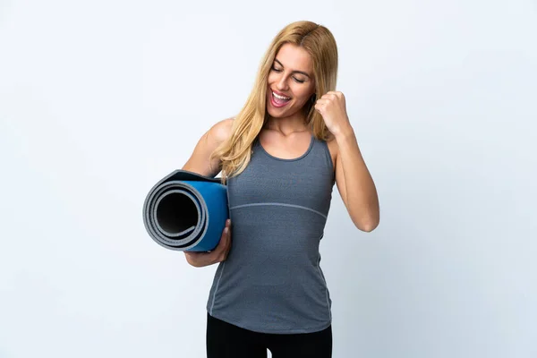 Joven Deportista Yendo Clases Yoga Mientras Sostiene Una Esterilla Sobre —  Fotos de Stock