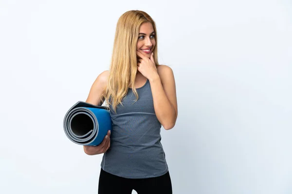 Giovane Donna Sportiva Che Lezioni Yoga Tenendo Tappeto Sfondo Bianco — Foto Stock