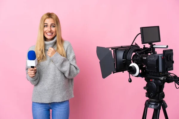 Mulher Repórter Segurando Microfone Relatando Notícias Sobre Fundo Rosa Isolado — Fotografia de Stock