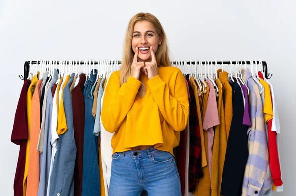 Mladá Uruguayská Blondýnka Obchodě Oblečením Šťastným Příjemným Výrazem — Stock fotografie