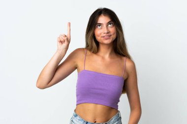 Beyaz arka planda izole edilmiş beyaz bir kadın harika bir fikre işaret ediyor.