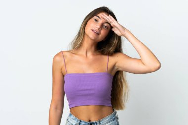 Beyaz arka planda izole edilmiş beyaz bir kadın. Mutlu bir ifadeyle selamlıyor.